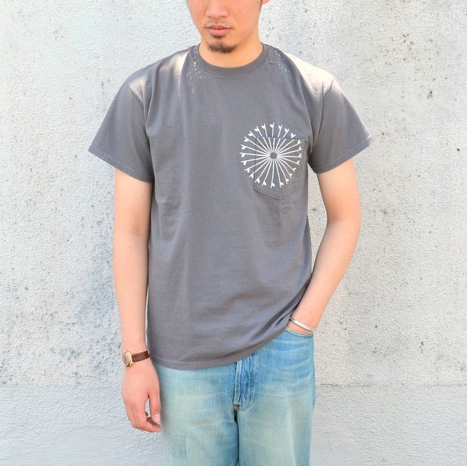 y30% off salezTHE DAY(UEfC) THE DAY(UEfC)/ON THE BEACH Pocket-T -CHARCOAL-(1)