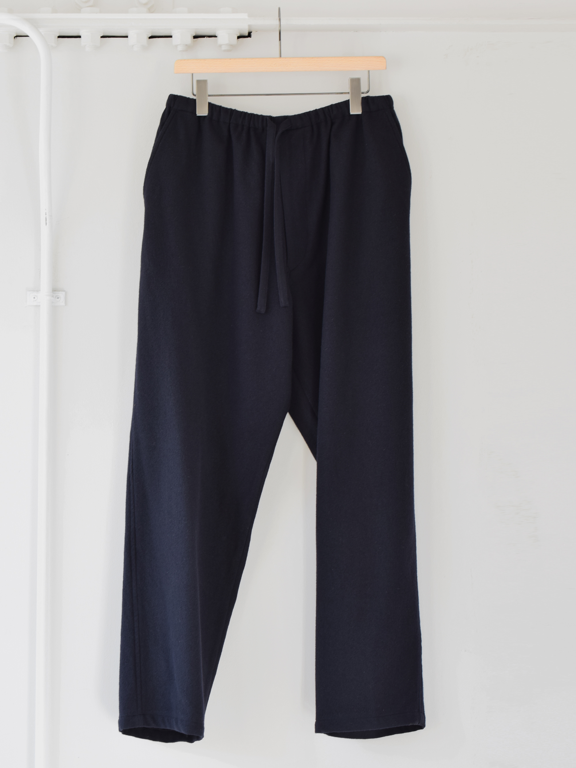 COMOLI (コモリ)/強縮ウール ドローストリングパンツ -NAVY- #U03-03005(1)