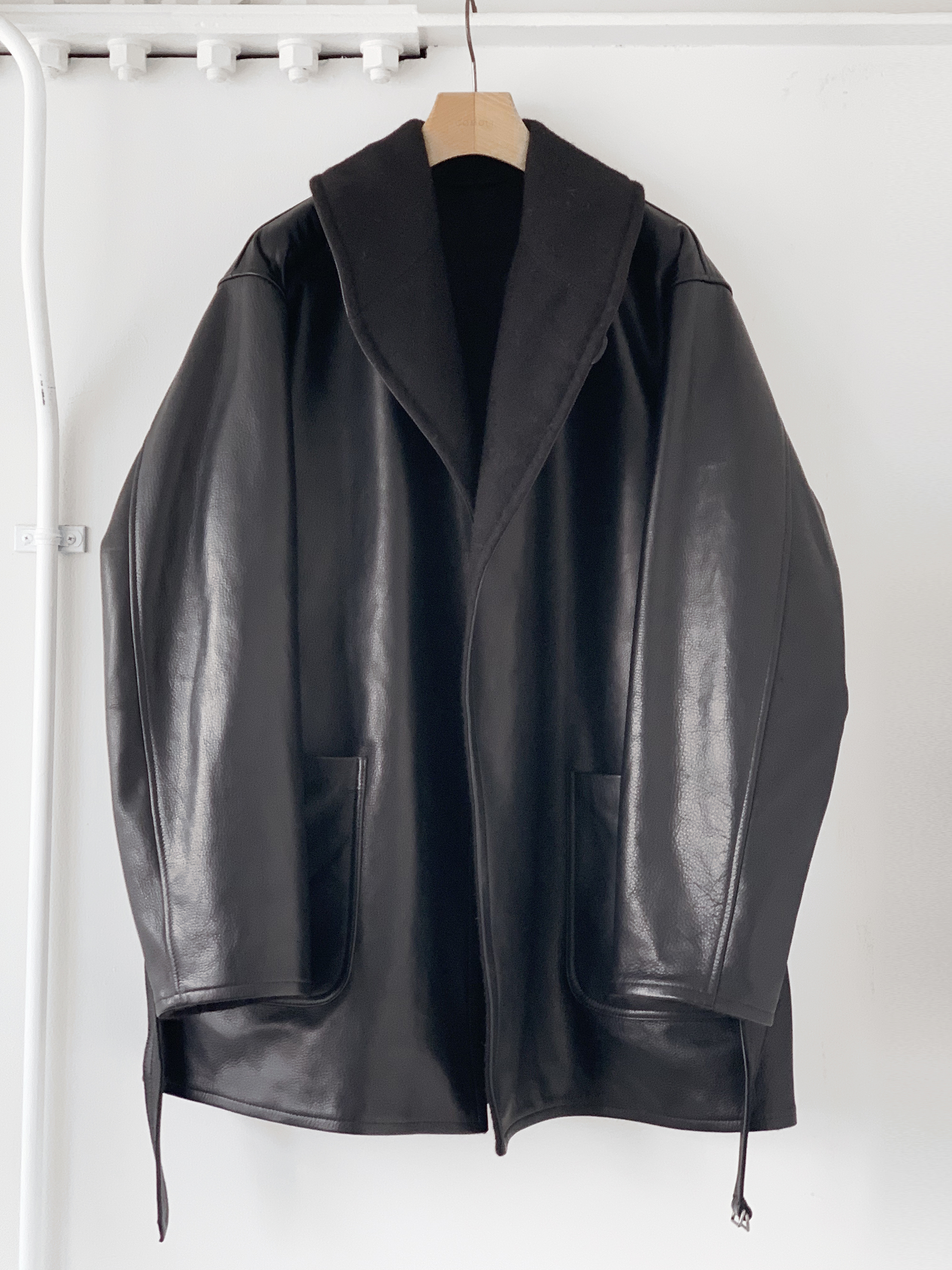 COMOLI (コモリ)/ レザーショールカラーコート -BLACK- #U03-04014 (1)