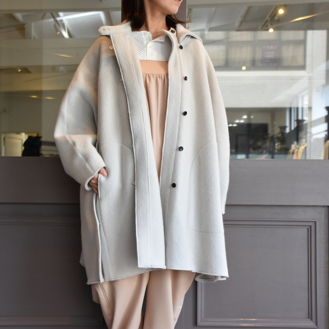 TENNE HANDCRAFTED MODERN(テン ハンドクラフテッドモダン) WOOL KNIT CAPE WITH HOOD(1)