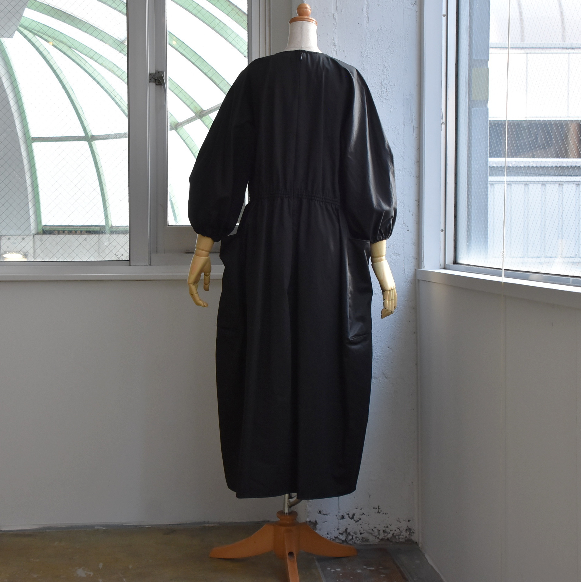 TENNE HANDCRAFTED MODERN(ƒeƒ“ ƒnƒ“ƒhƒNƒ‰ƒtƒeƒbƒhƒ‚ƒ_ƒ“) / VOLUME SLEEVE DRESS #0010-23FW-AA(3)