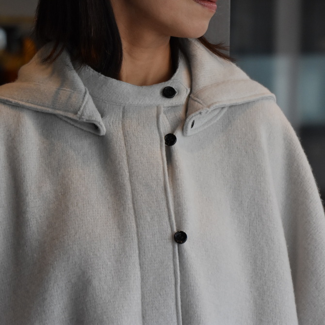 TENNE HANDCRAFTED MODERN(テン ハンドクラフテッドモダン) WOOL KNIT CAPE WITH HOOD(4)