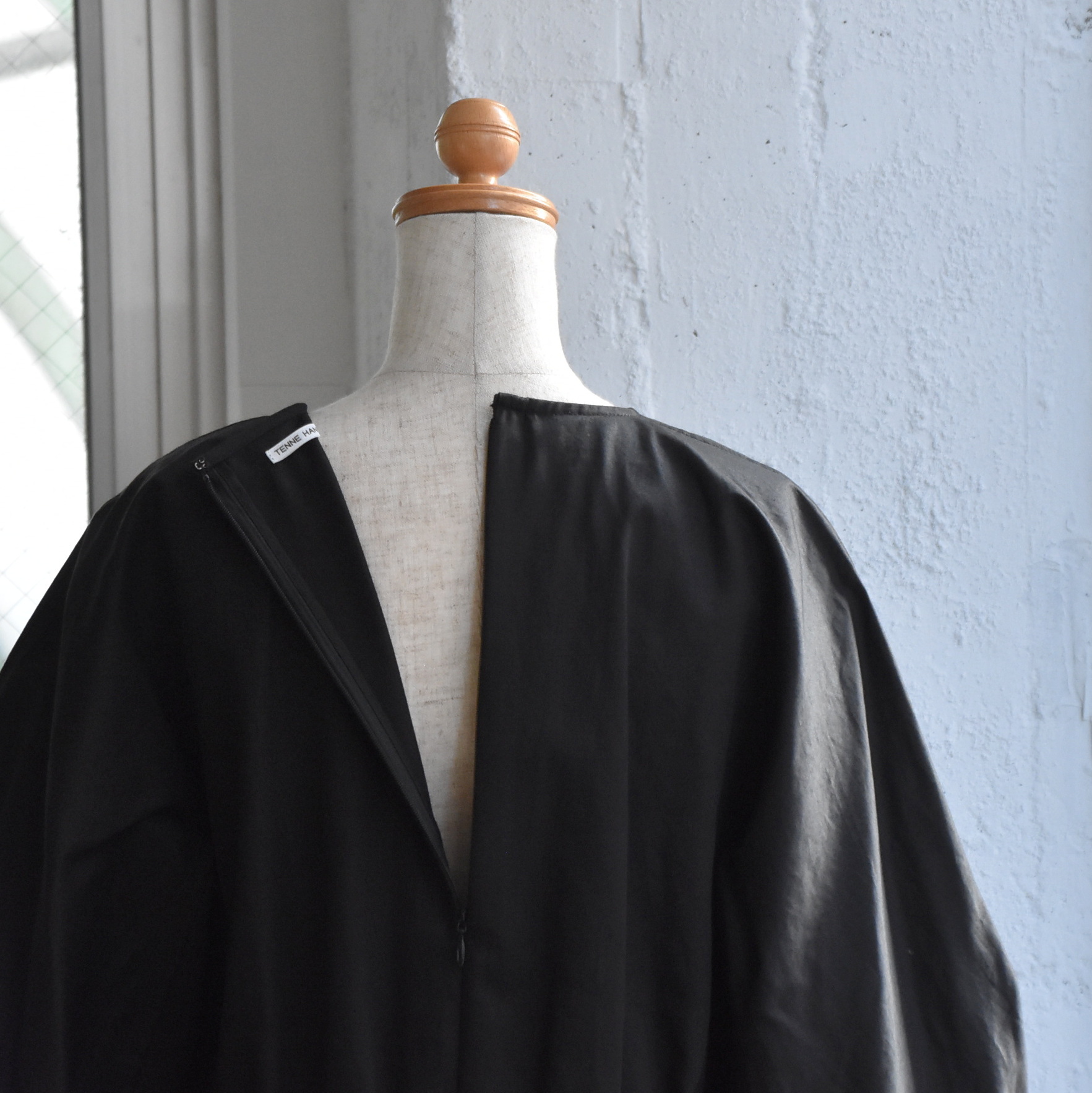 TENNE HANDCRAFTED MODERN(ƒeƒ“ ƒnƒ“ƒhƒNƒ‰ƒtƒeƒbƒhƒ‚ƒ_ƒ“) / VOLUME SLEEVE DRESS #0010-23FW-AA(5)