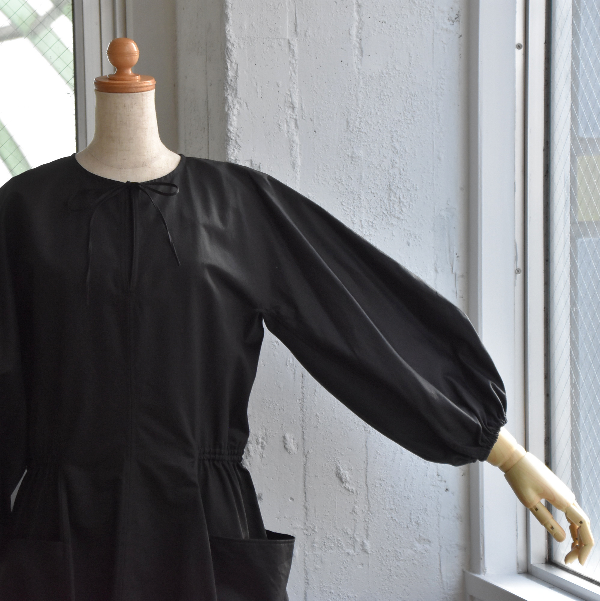 TENNE HANDCRAFTED MODERN(ƒeƒ“ ƒnƒ“ƒhƒNƒ‰ƒtƒeƒbƒhƒ‚ƒ_ƒ“) / VOLUME SLEEVE DRESS #0010-23FW-AA(8)