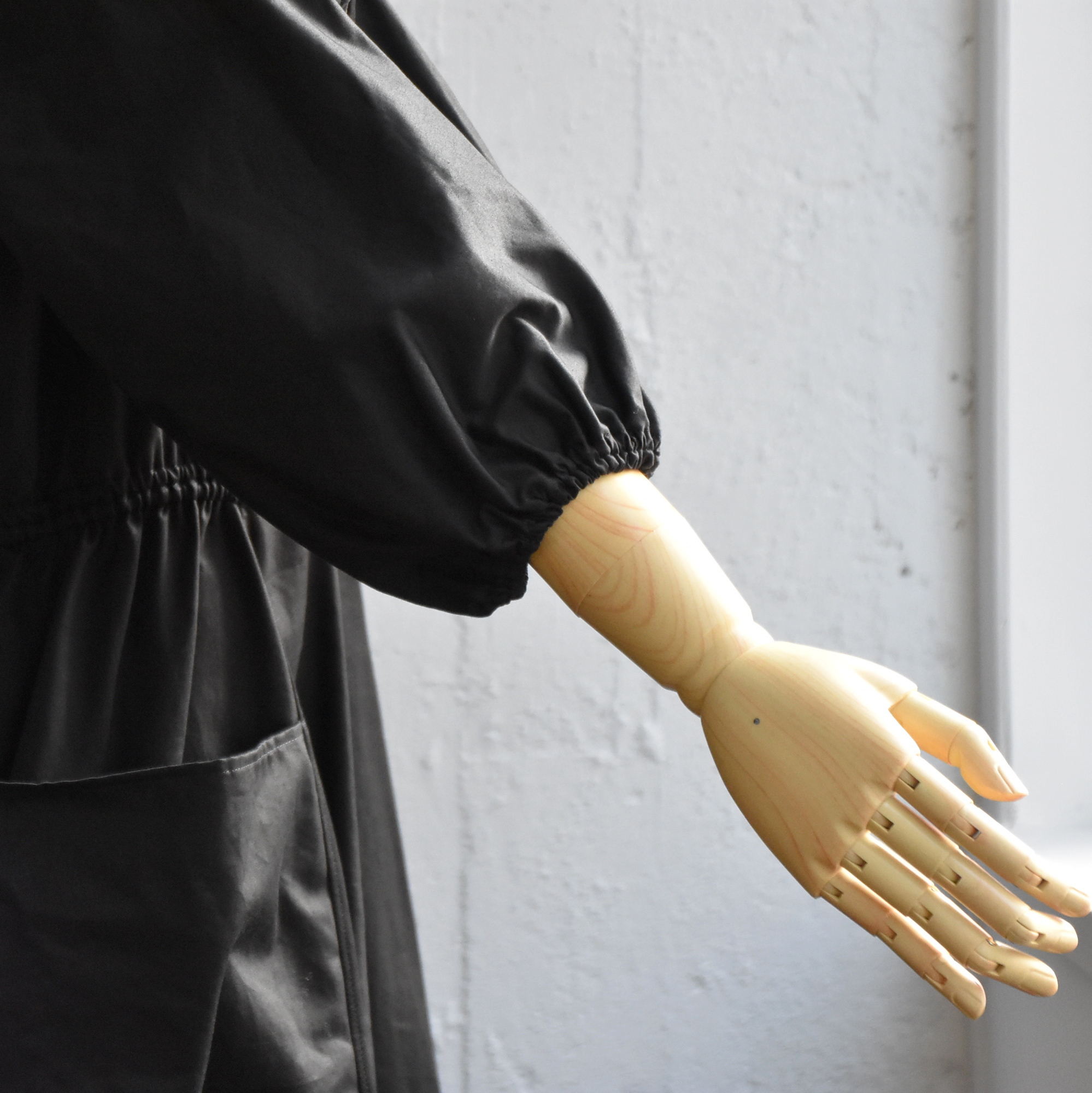 TENNE HANDCRAFTED MODERN(ƒeƒ“ ƒnƒ“ƒhƒNƒ‰ƒtƒeƒbƒhƒ‚ƒ_ƒ“) / VOLUME SLEEVE DRESS #0010-23FW-AA(9)