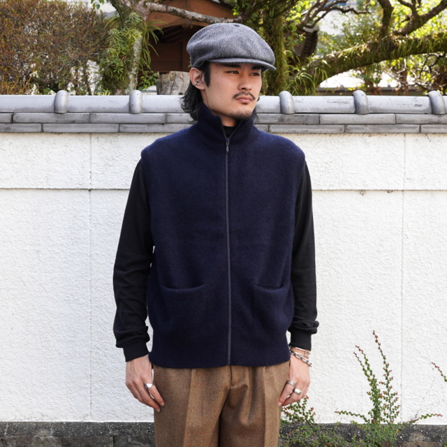「23AW」MAATEE&SONS(マーティーアンドサンズ)/ CASHEMERE 強圧縮 JIP VEST -CHARCOAL、NAVY、NATURAL BROWN- #MT3303-0108(2)