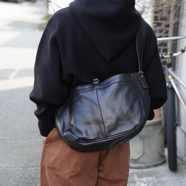 y25AWzCCU(V[V[[)/ NEWS PAPER BAG M -BLACK- #BG-27-C-COW(4)