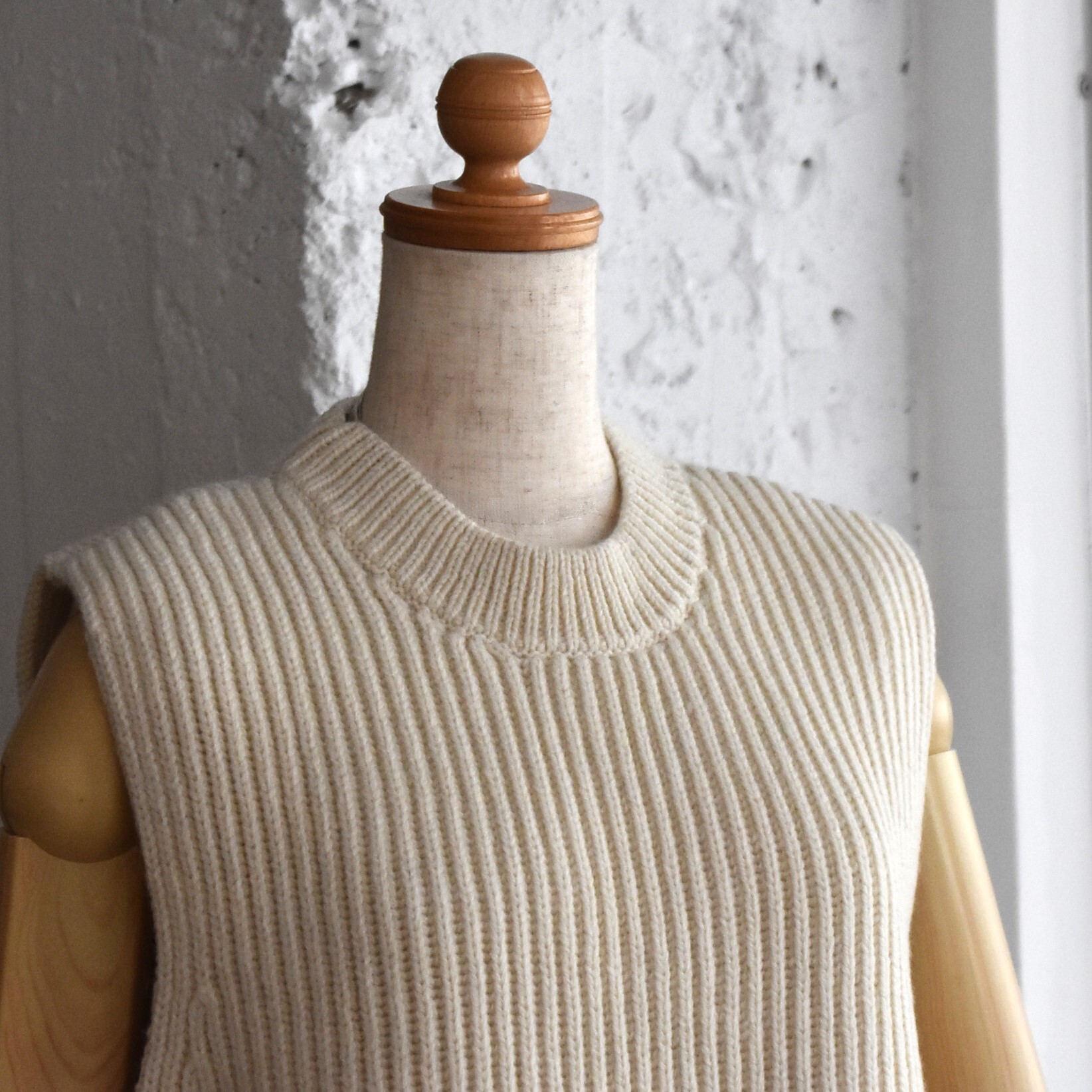 Whiteread (zCg[h) / SHORT KNITTED VESTy3FWJz#WR076-AA(11)