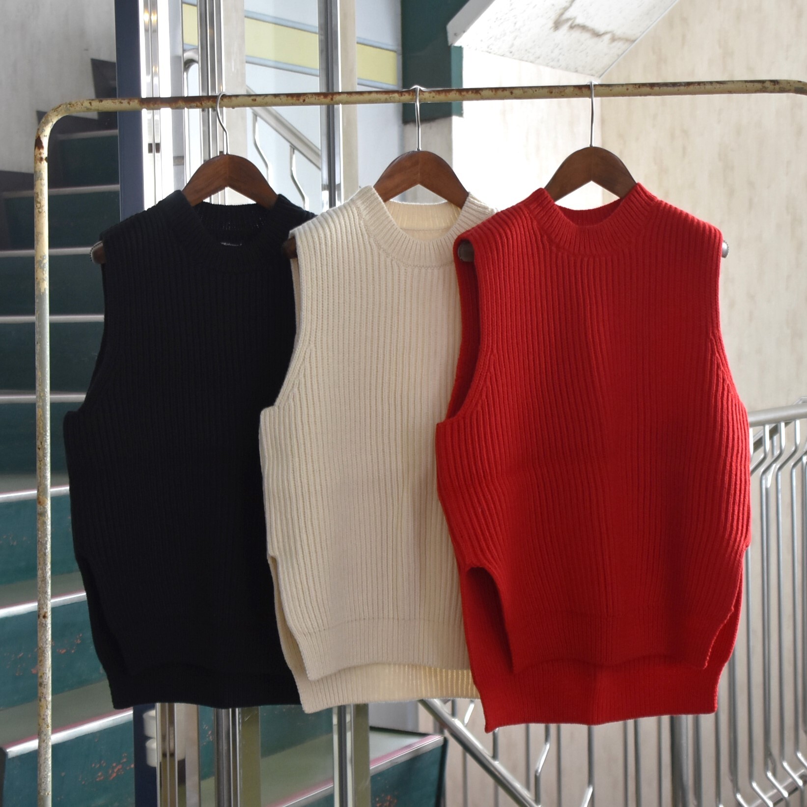 Whiteread (zCg[h) / SHORT KNITTED VESTy3FWJz#WR076-AA(14)