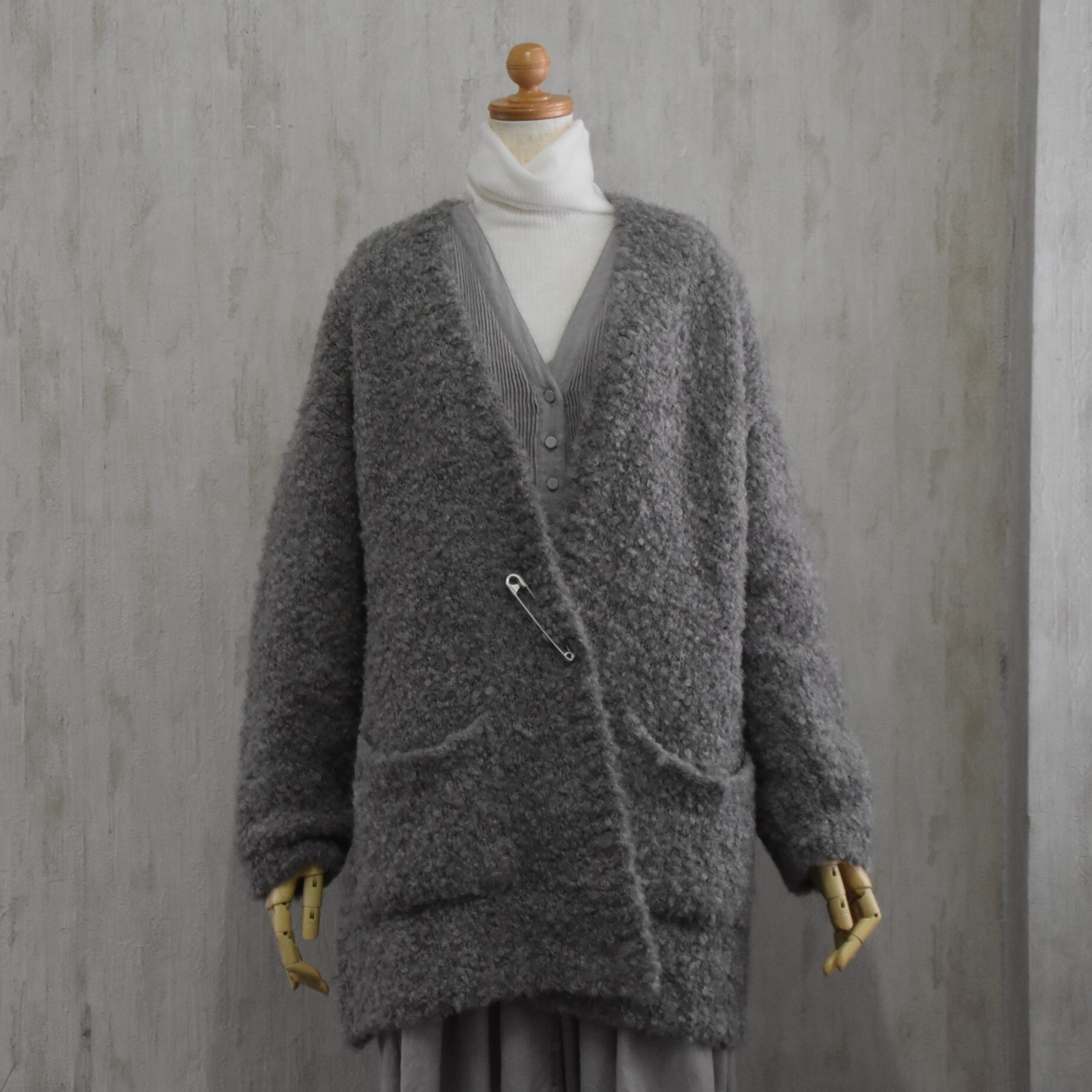 maison de soil(]h\C) / BOUCLE V-NECK CARDIGAN WITH PIN #CNMDS2051A-AA(2)