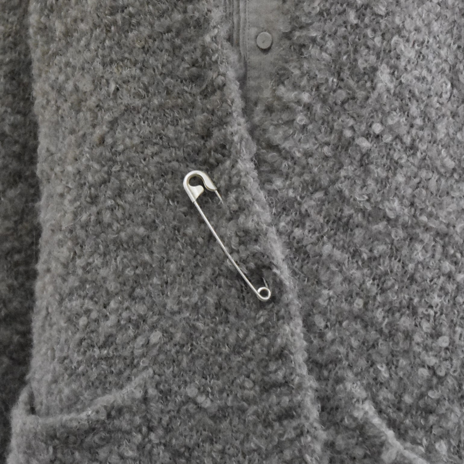 maison de soil(]h\C) / BOUCLE V-NECK CARDIGAN WITH PIN #CNMDS2051A-AA(8)