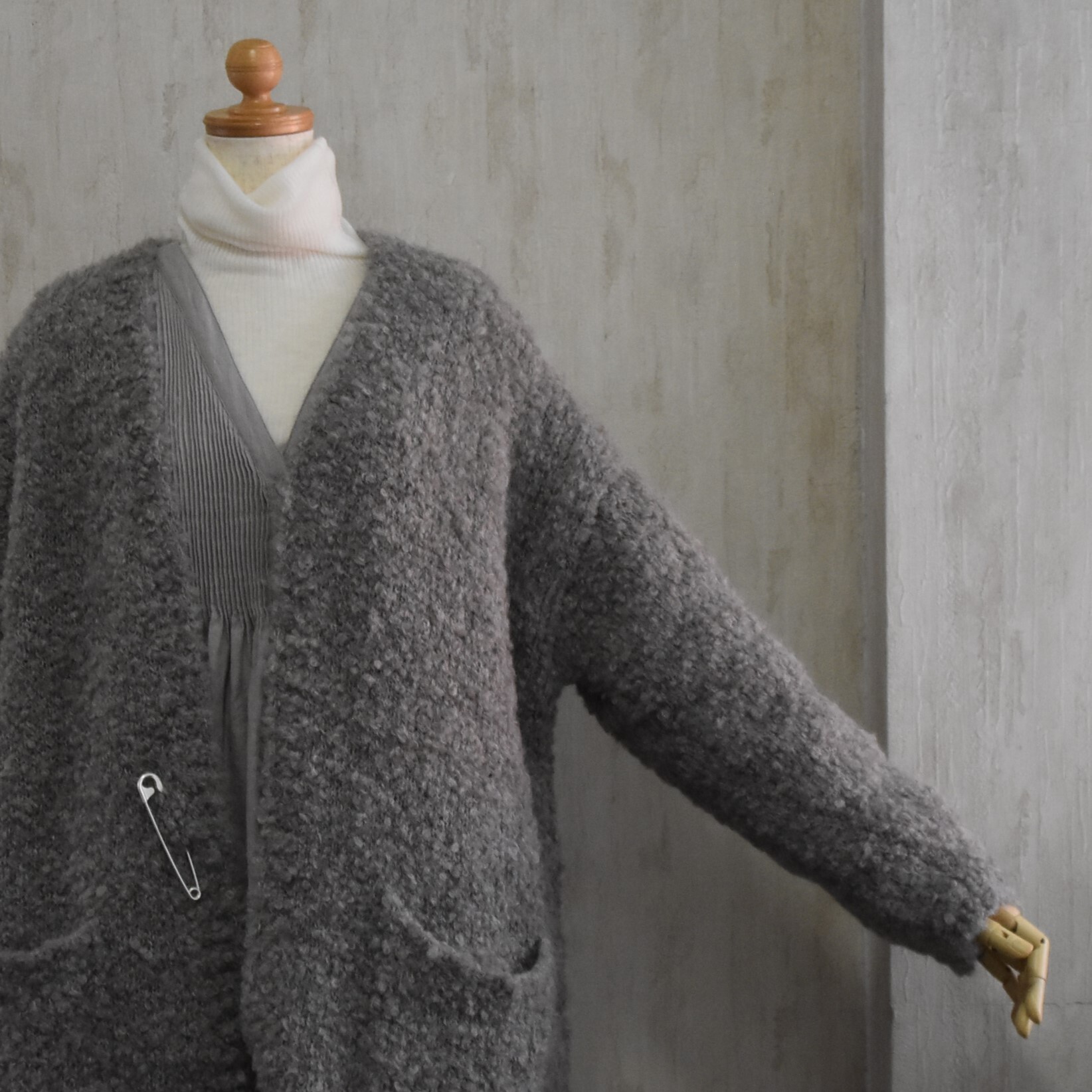 maison de soil(]h\C) / BOUCLE V-NECK CARDIGAN WITH PIN #CNMDS2051A-AA(9)
